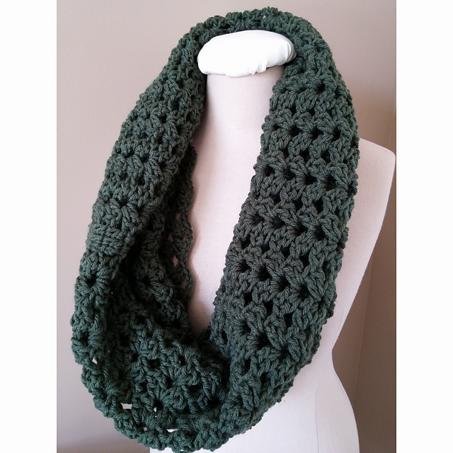 Lacy Scallop Cowl