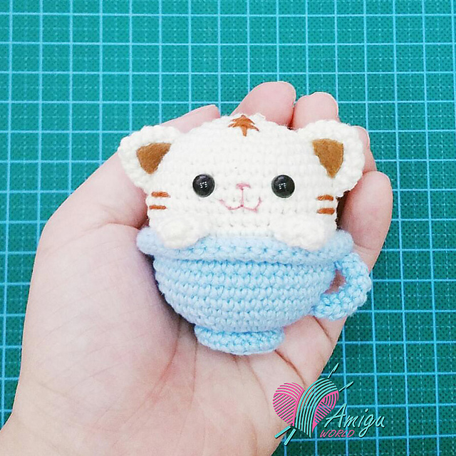 Cat in teacup