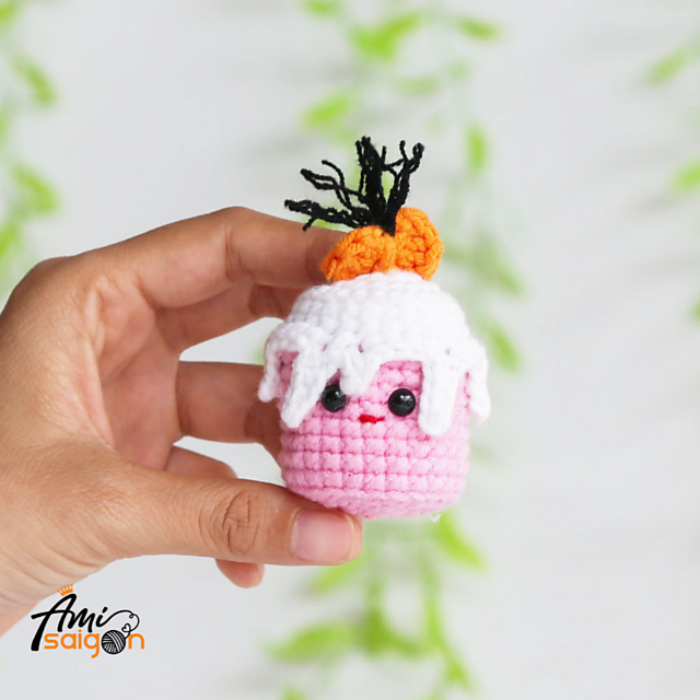 Cupcake Amigurumi Keychain