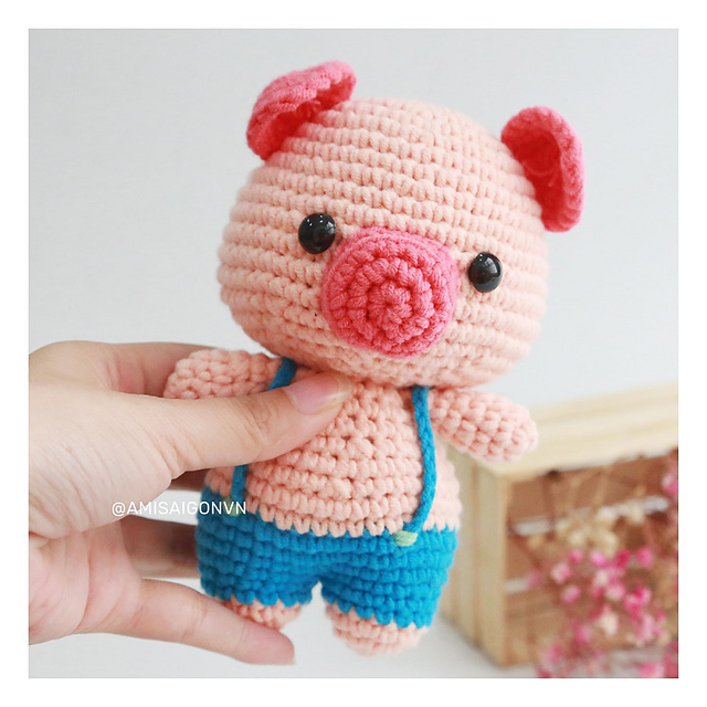 Amigurumi Pig in Overalls