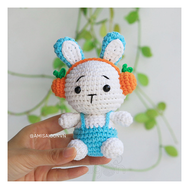 Ravelry: Rabbit with headphones pattern by Vui Vui