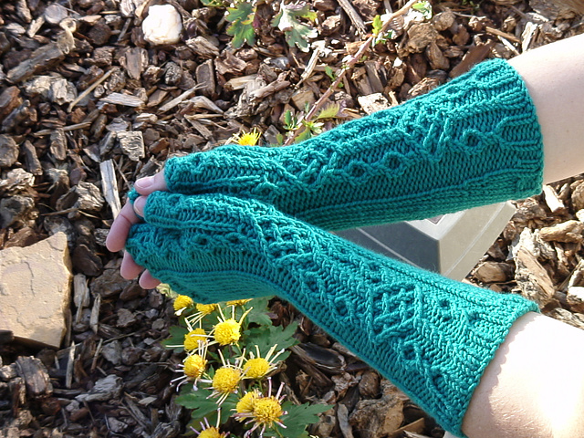 Cabled Diamonds Mitts