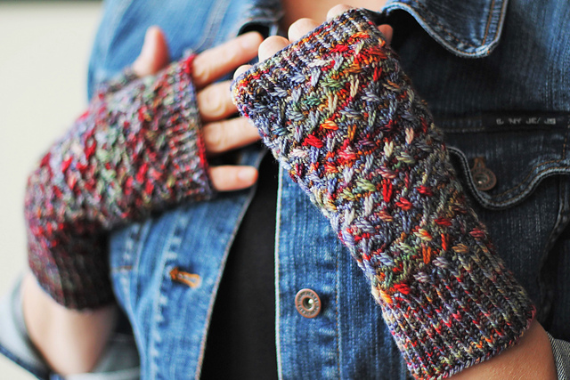 Ravelry: Crosswise Cadence Gloves pattern by Amy Odin