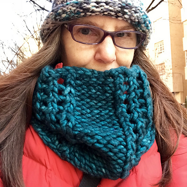 Peekaboo Cowl
