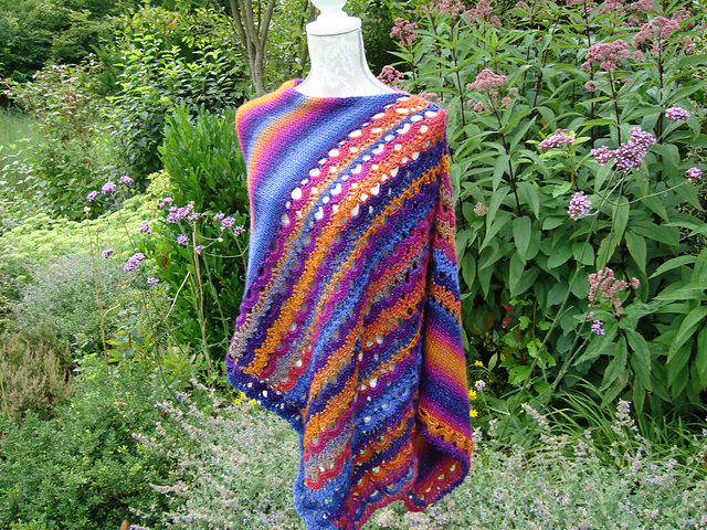 # 48 Poncho glatt rechts mit Häkelbogenmuster
