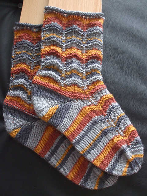 # 08 Ajoursocken in Rosa