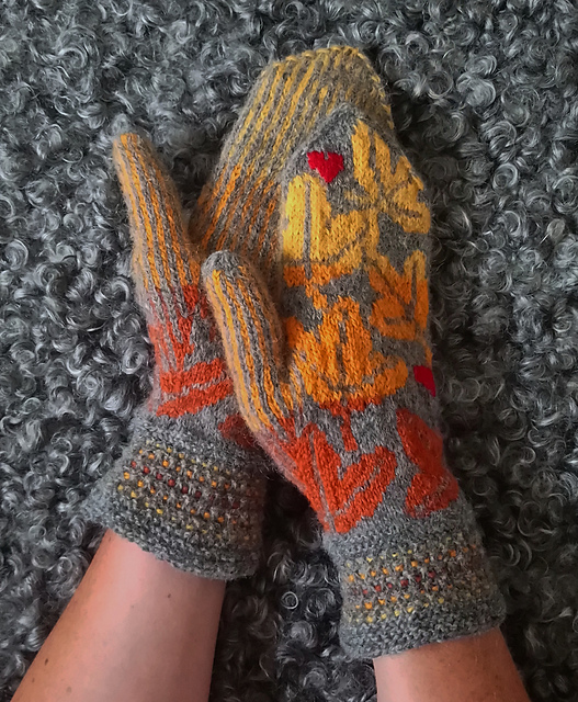 Autumn love mittens