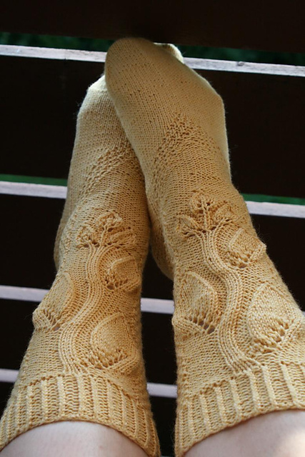 Hanging Leaves Socks (English)