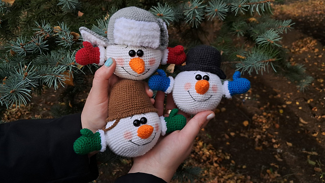 Christmas decorations: snowballs