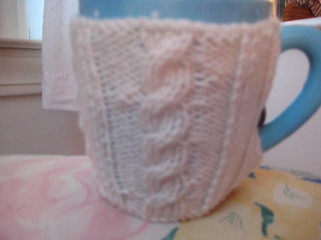 cabled mug cosy