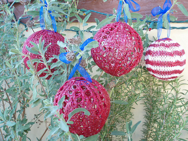 Christmas Ornaments: Knitted Globes