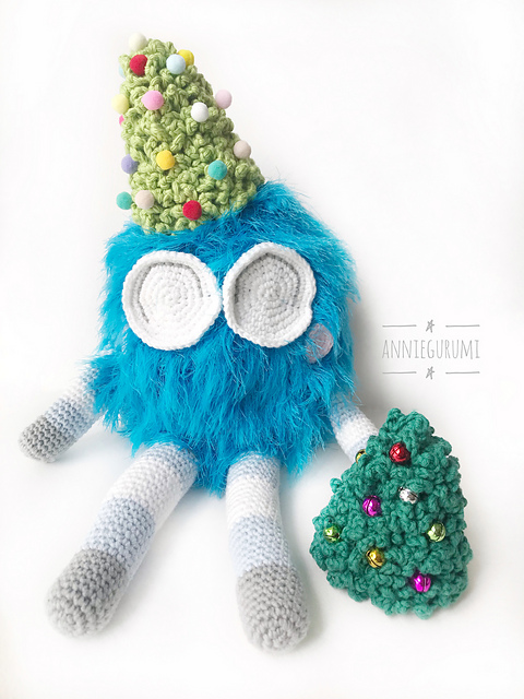 Little Alien and Christmas Tree