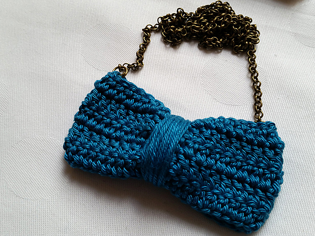 Bow necklace