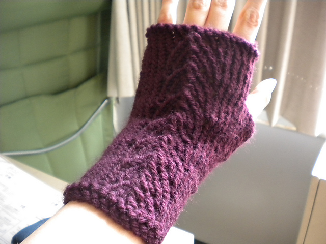 Crested Lace Mitts