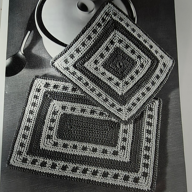 Polka Dot Potholder and Hot Plate Mat