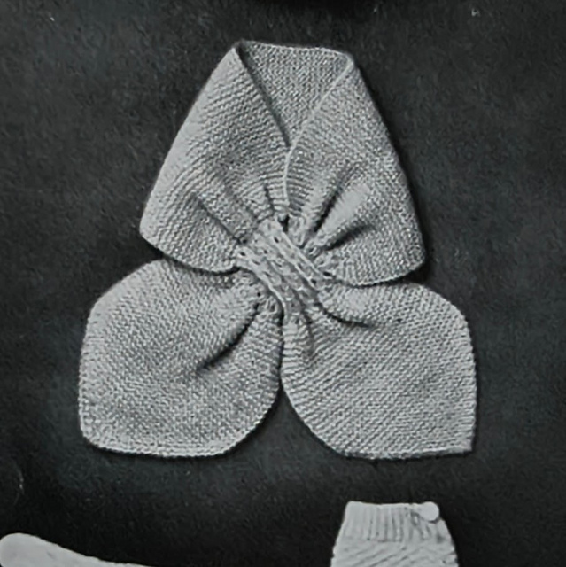 No. 8238 Knitted Ascot