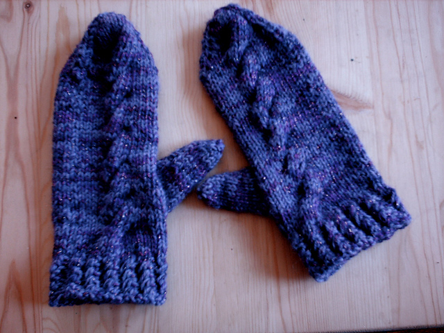 Cindy-Lou Who Cabled Mittens