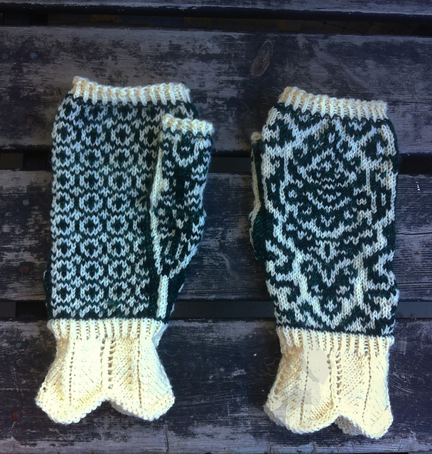 Medallion fingerless mittens