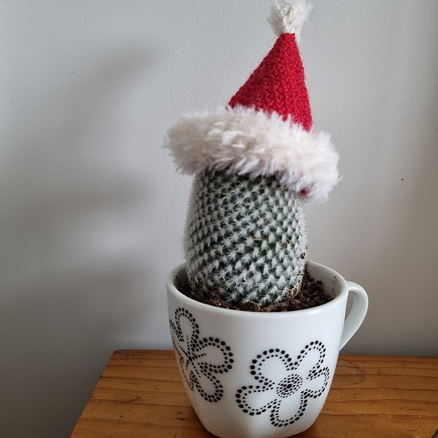 Mini Amigurumi Santa Hat