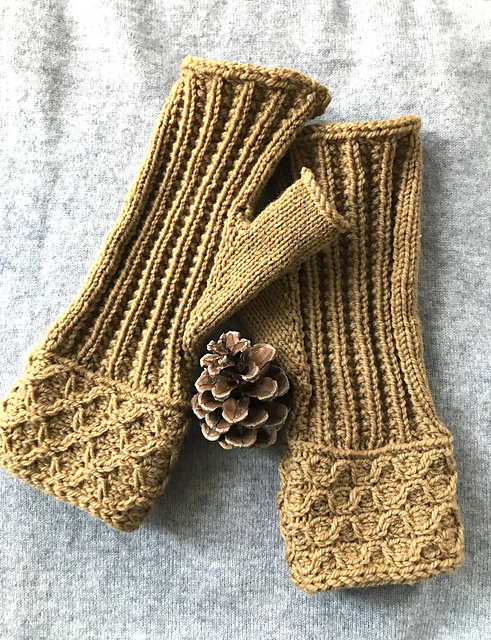 Pomme de pin fingerless gloves