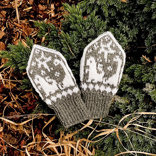 Dino friends mittens