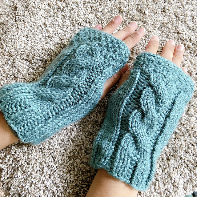 Simple Cabled Hand Warmer