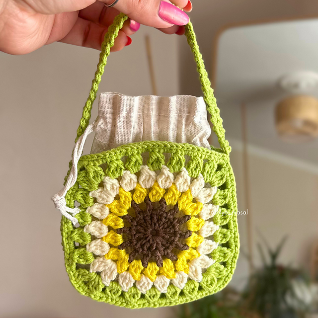Ravelry: Sunflower Motif Pouch pattern by atolye_masal