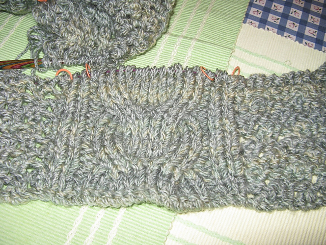 Knit Horseshoe Cable Afghan B-966