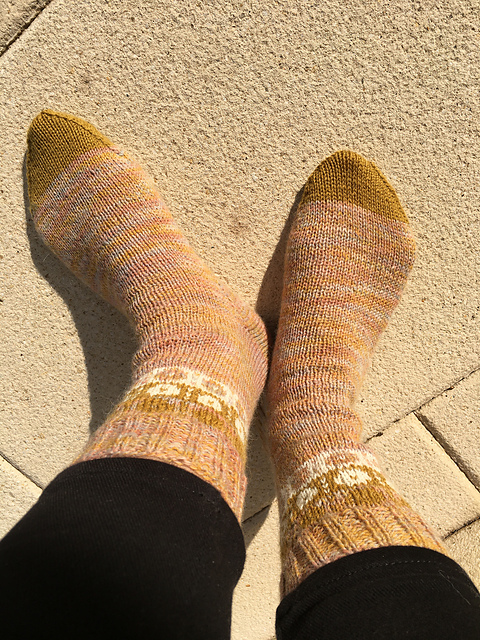 Square in round socks