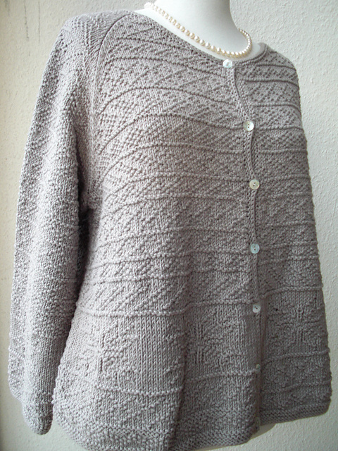 # 10 Strickjacke mit traditionsreichen Reliefmustern