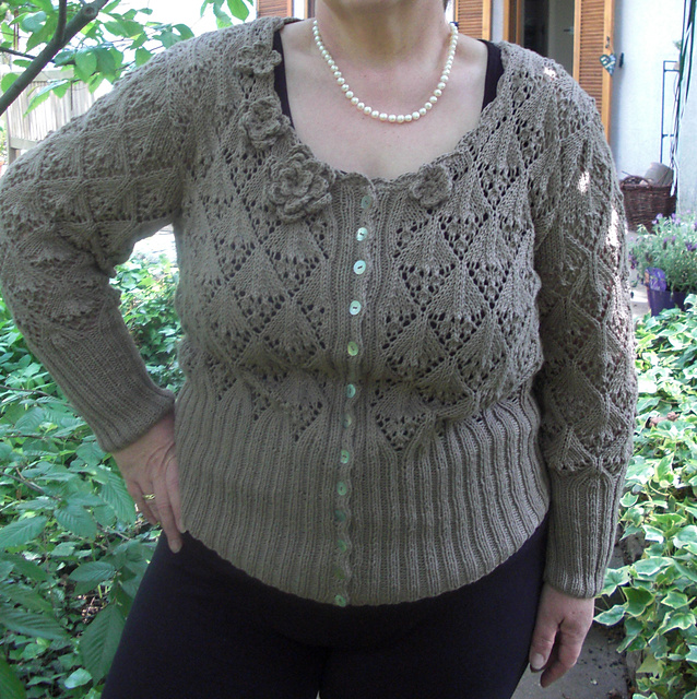 6502 Jacke mit Häkelblüten