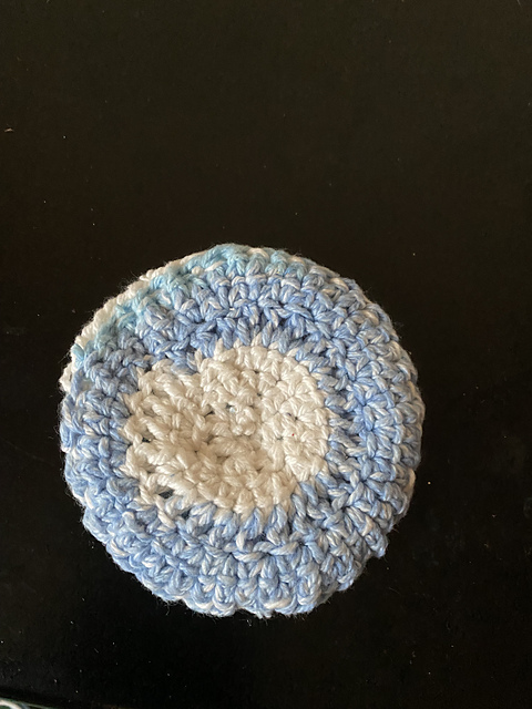 Double layered round dishcloth