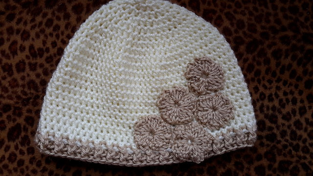 Off white flowers hat