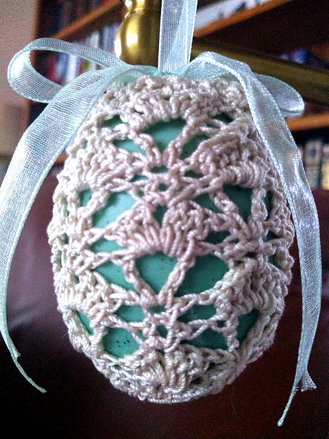 Ravelry: Entwined Shells Egg Pouch pattern by Beth Ann Roth
