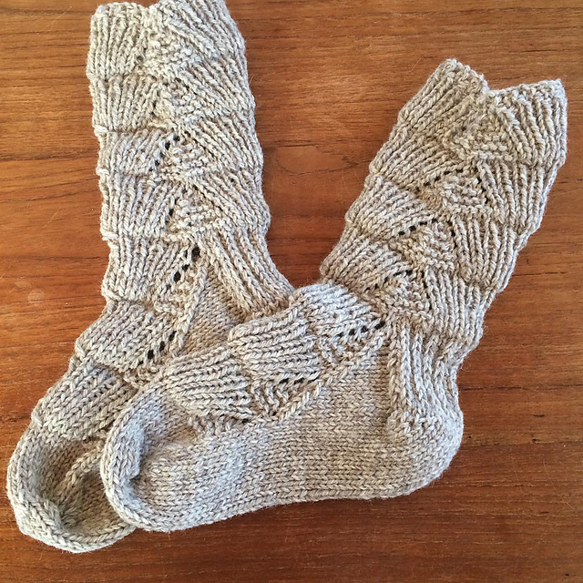 Ravelry: Bear Track Socks くまの足あとくつした pattern by Mariko