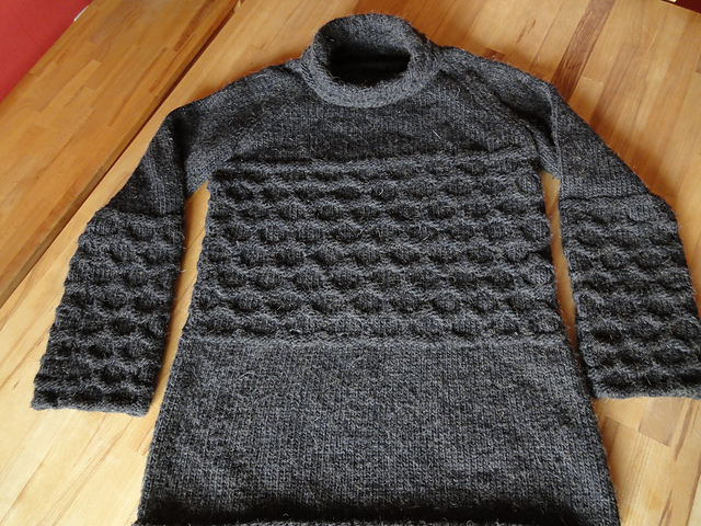 # 29 Brauner Longpulli mit Wabenmuster