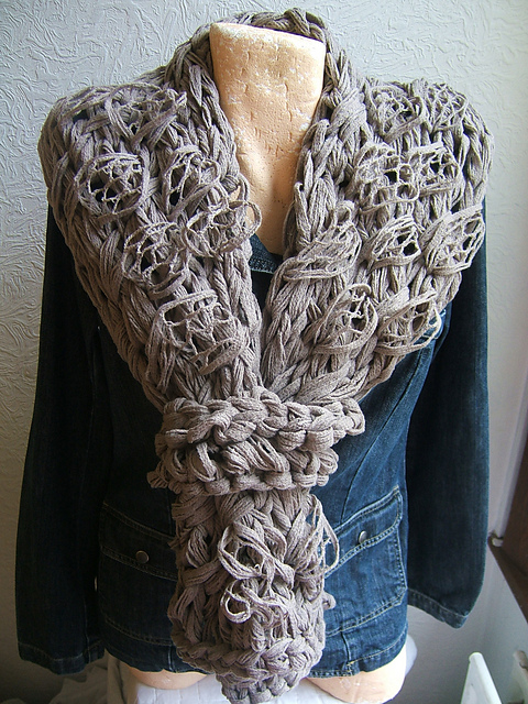 Henchild Shawl With Toggle