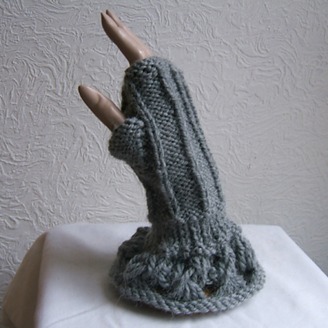 Cluster Ripple Fingerless Mittens