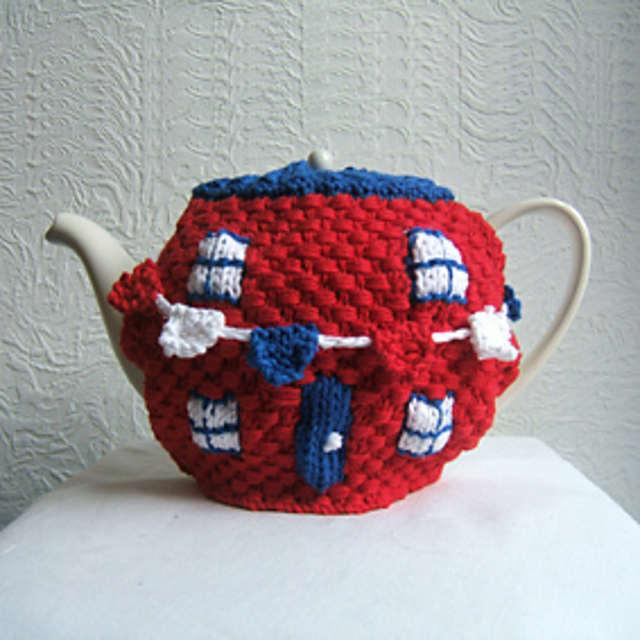 STREET PARTY TEA COSY KNITTED BUNTING VERSION