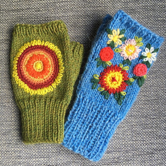 Fingerless mittens - Pulsvanter med broderier
