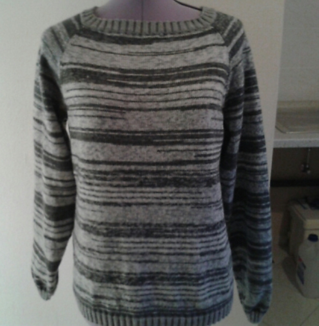 12 Lady's sweater with raglan sleeves