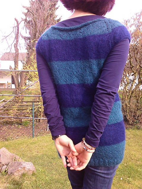 # 13 Langer, schmaler Blockstreifen-Pulli