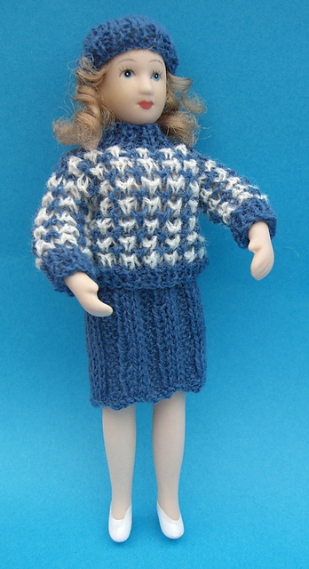 HMC 36 Sweater and skirt for the dolls house
