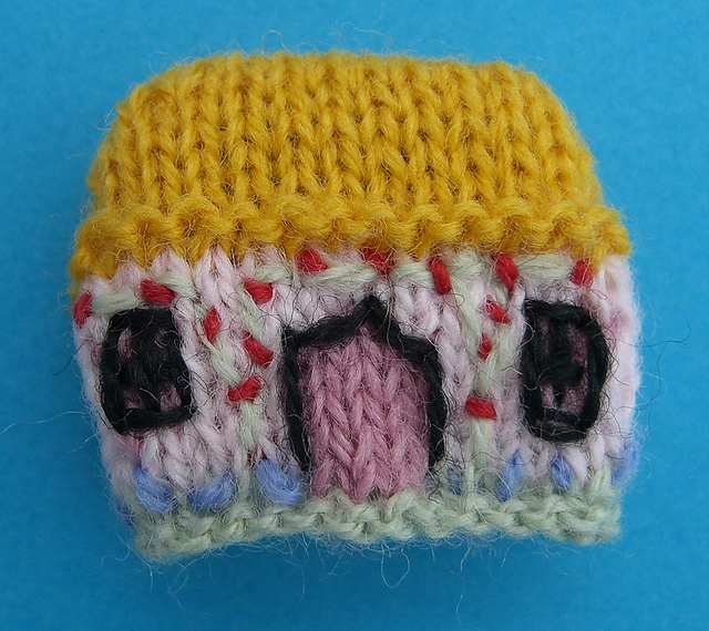 HMC41 Tea cosy cottage for the dolls house