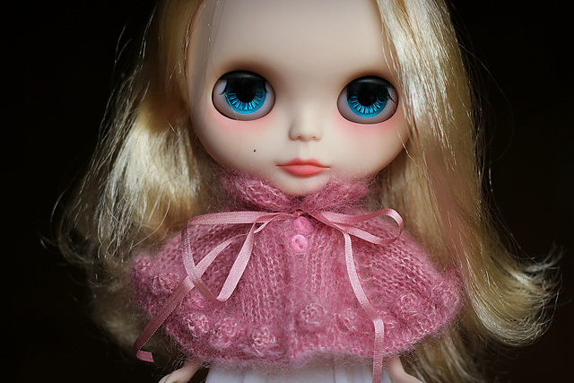 Lady Oswald bobbled cape for Blythe dolls