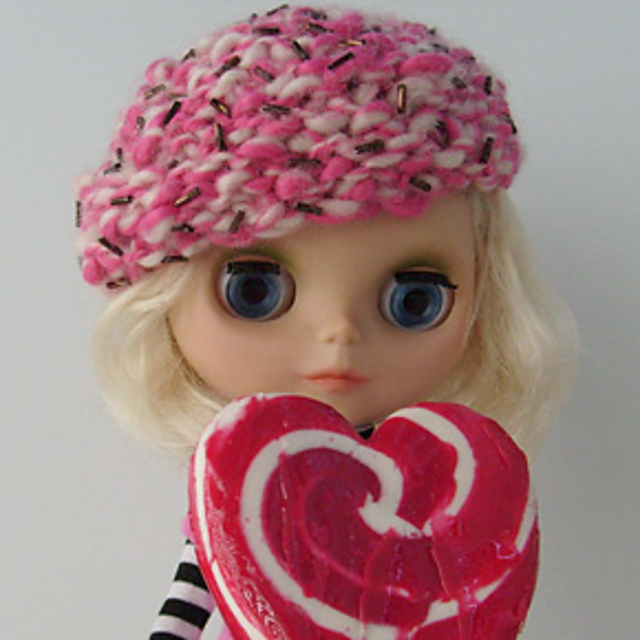 Raspberry Ripple knitted hat for Blythe