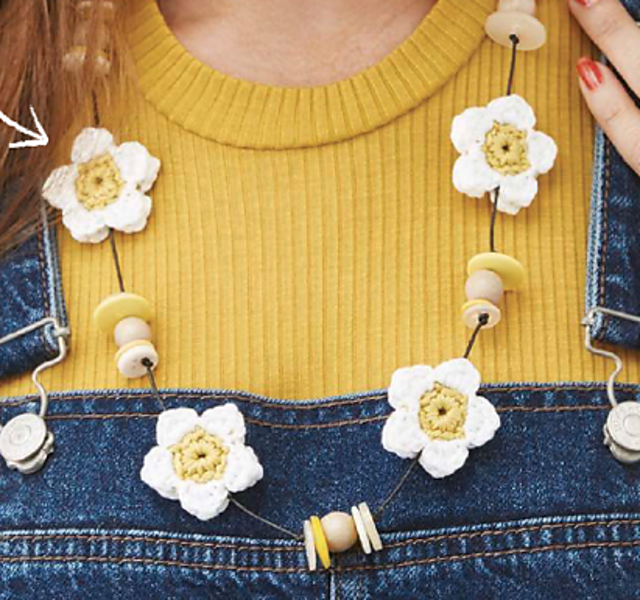Daisy chain flower necklace