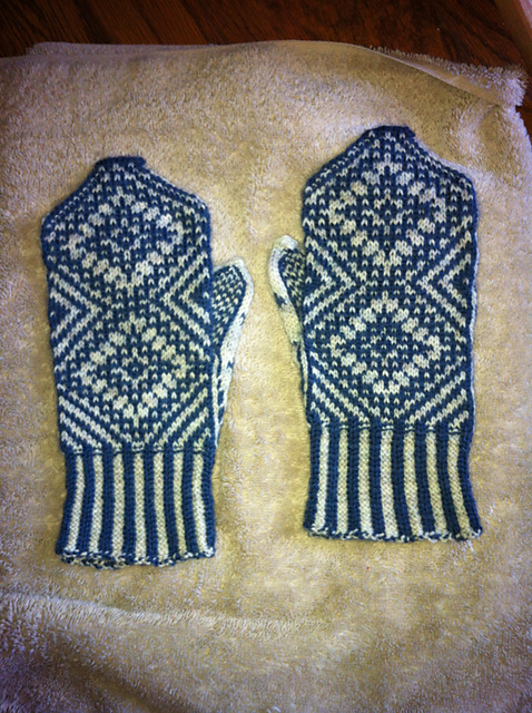 Patty's Celtic Cross Mittens