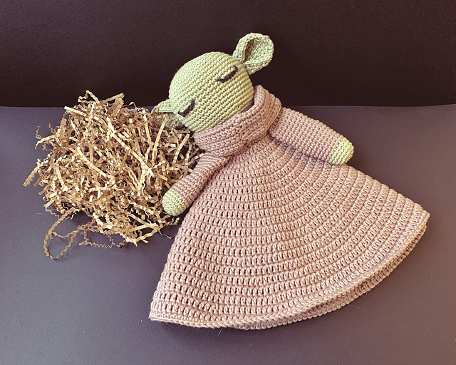 Ravelry Baby Yoda Security Blanket pattern by Alena Troynikova