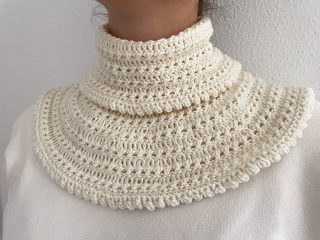 Turtleneck Scarf with Twisted DC details
